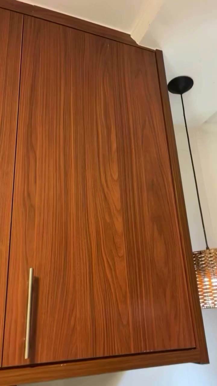 Portas amadeiradas dos módulos aéreos na cozinha