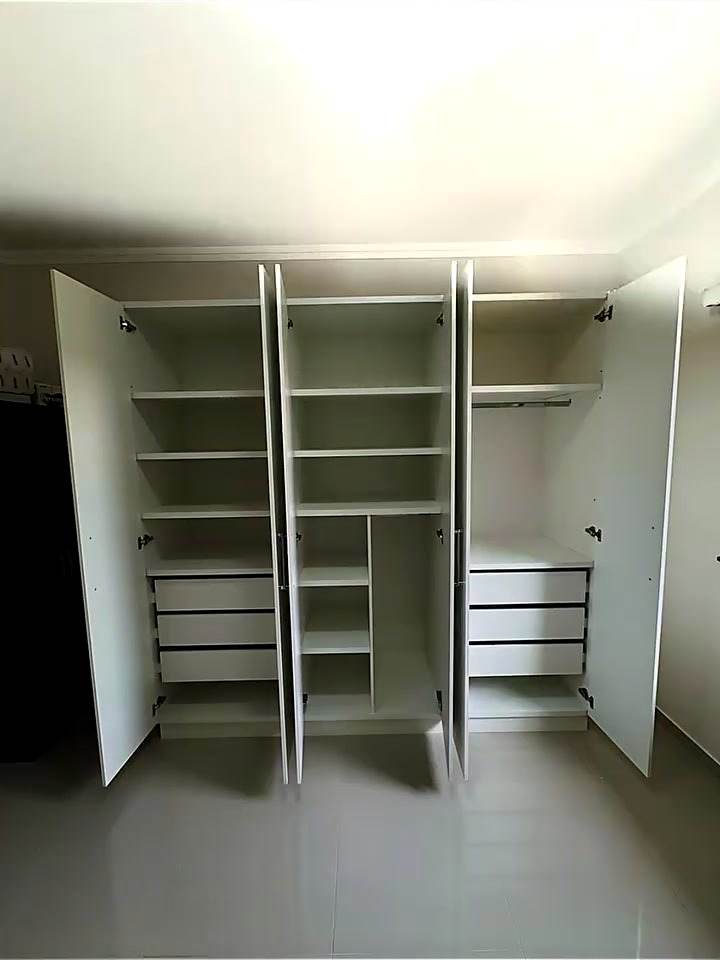 Cabideiros e divisões internas do guarda-roupa branco