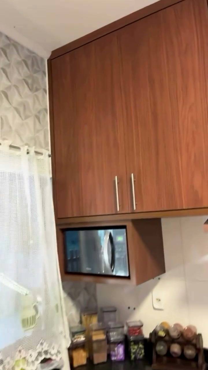 Armários amadeirados na cozinha planejada