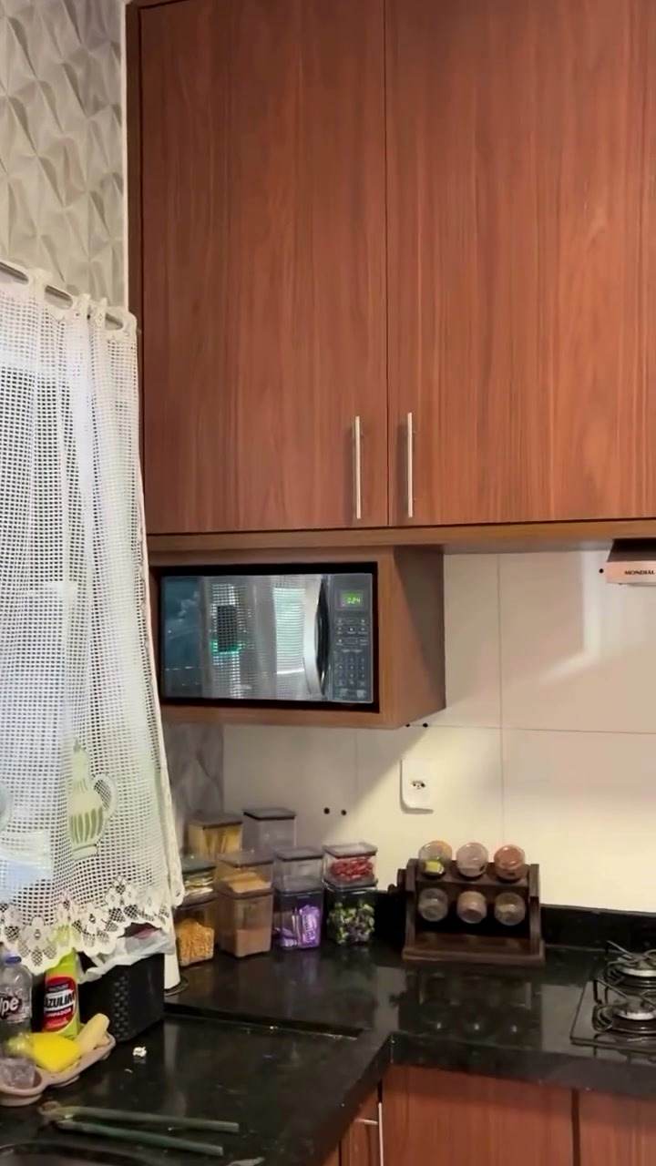 Portas e áreas de apoio da cozinha amadeirada