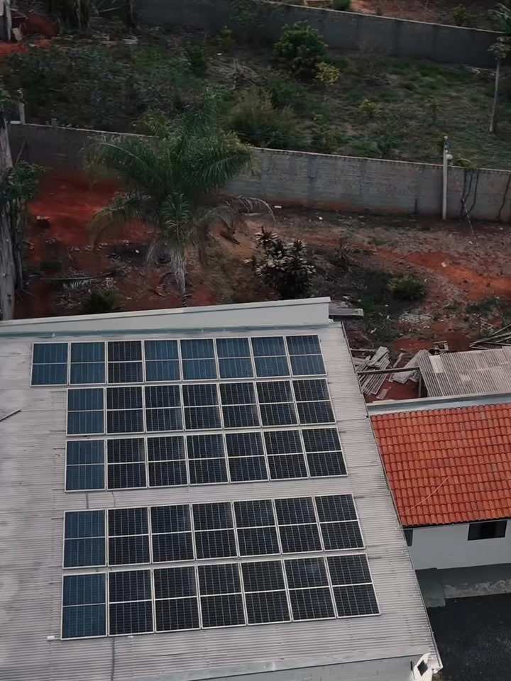 Vista aérea da fábrica da JN Marcenaria, com painéis solares no telhado