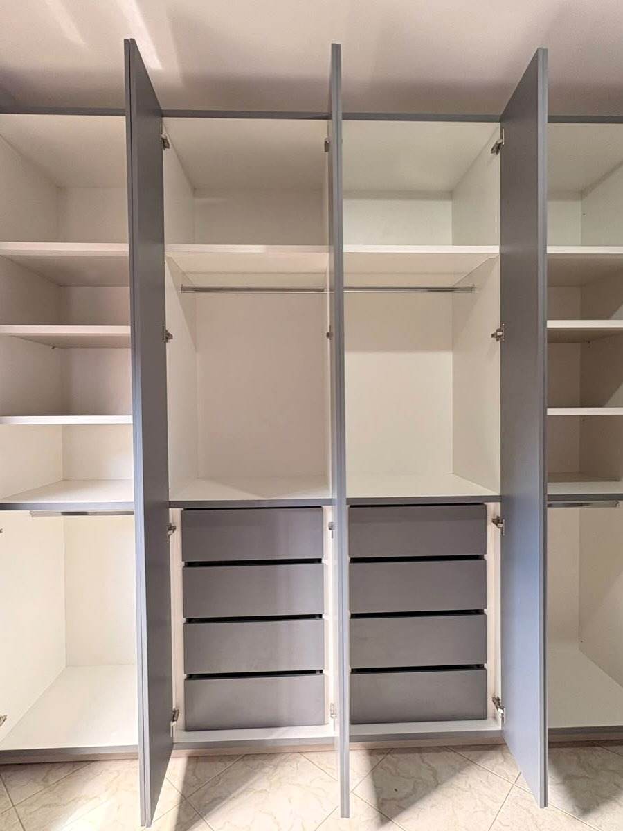 Portas lisas do guarda-roupa cinza planejado no quarto